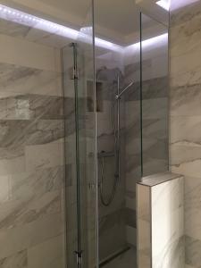 Paroi de douche avec porte en verre